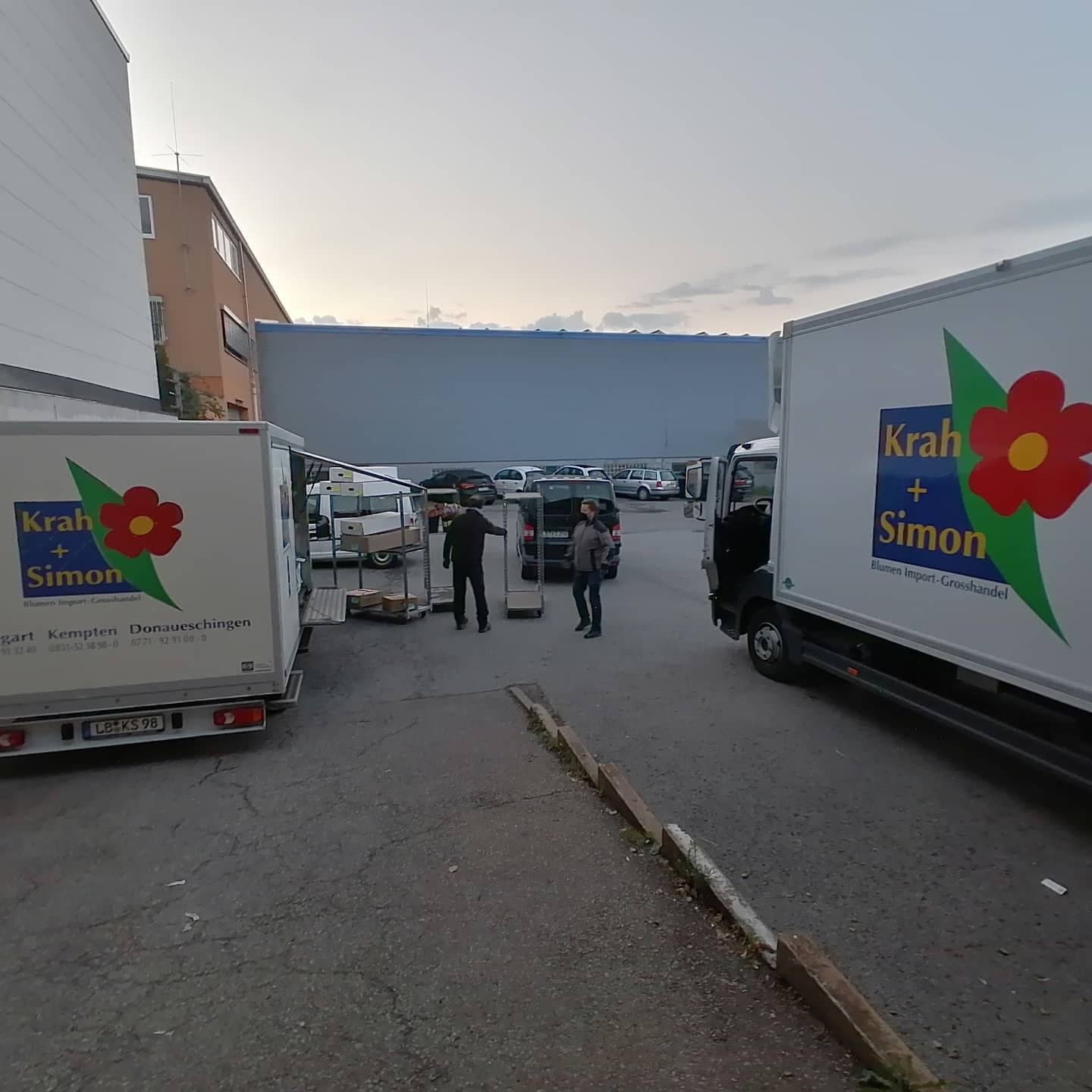 Zwei Lkw mit Krah+Simon-Logo sowie den Filialorten Stuttgart, Kempten und Donaueschingen auf dem Betriebshof